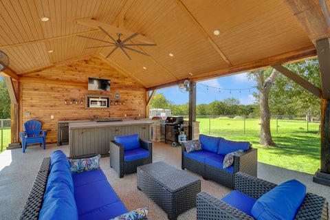 Farm Sweet Farm; Farmhouse and cottage near lake