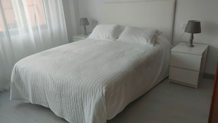         Camera con letto matrimoniale.  (1, 50) , le finestre e la porta di accesso al terrazzo sono appena cambiate per eliminare i rumori esterni con il miglior materiale sul mercato attuale e tripli vetri. Terrazza con tavolo e 2 sedie