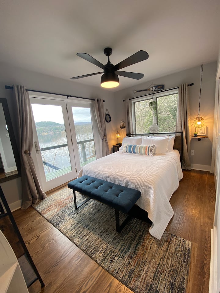 Спалня с изглед към езерото