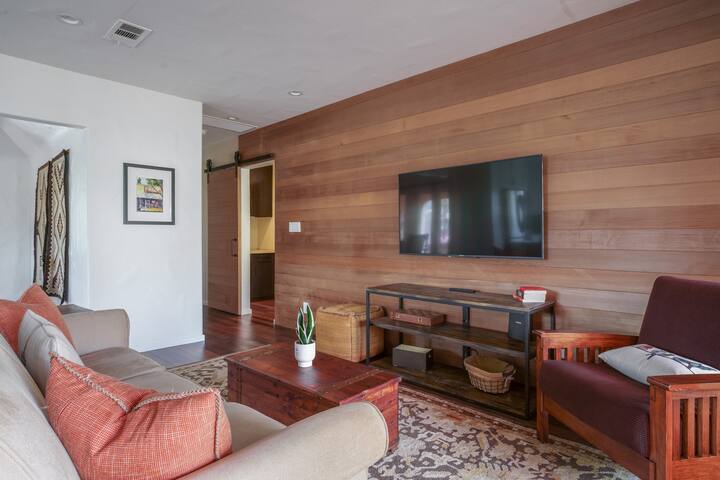 Luxurious Spanish House in a Scenic Neighborhood gallery image 2