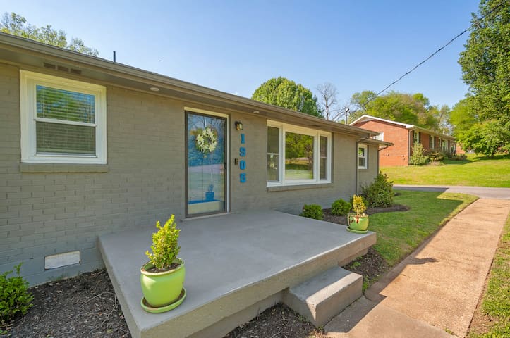 Pool O’Clock-E Nashville, Riverside- with hot tub!