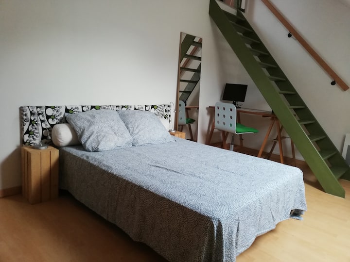 спалната соба и нејзиниот канцелариски простор