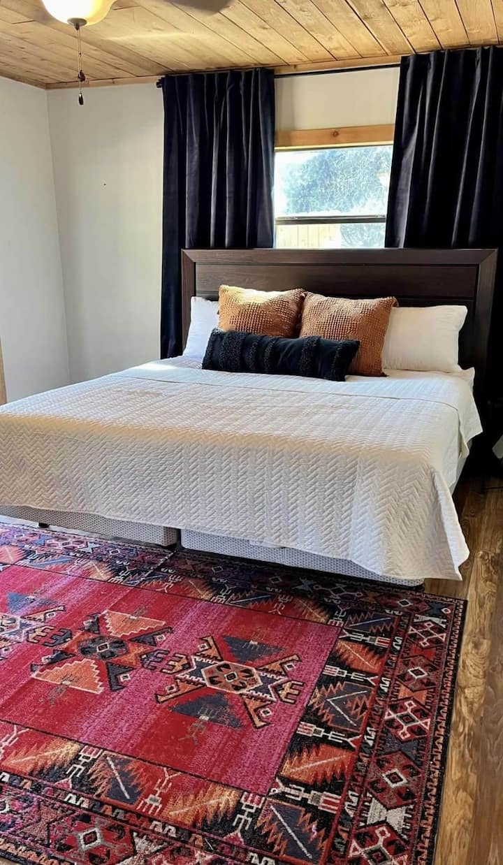 غرفة نوم في الطابق السفلي بسرير كبير