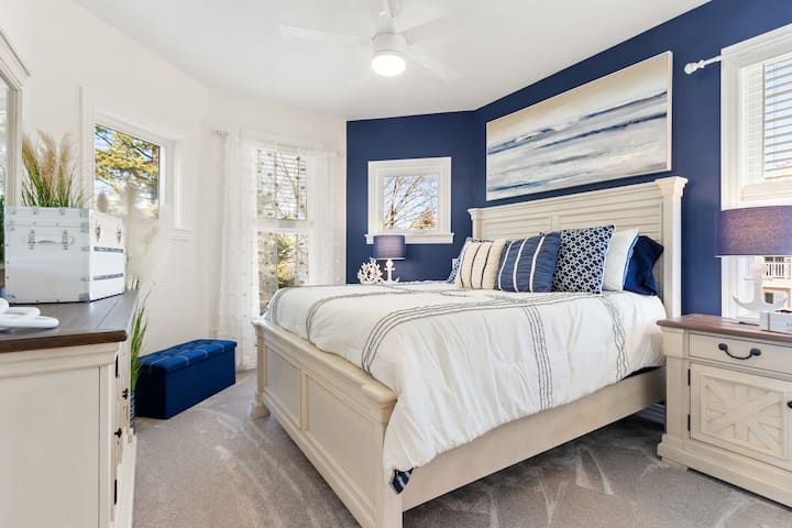 Arriba, dormitorio con cama tamaño queen