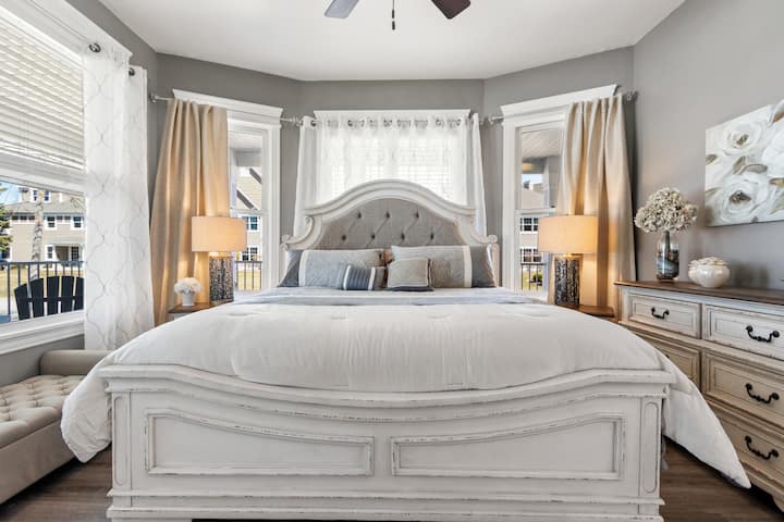 Dormitorio principal del primer piso con baño