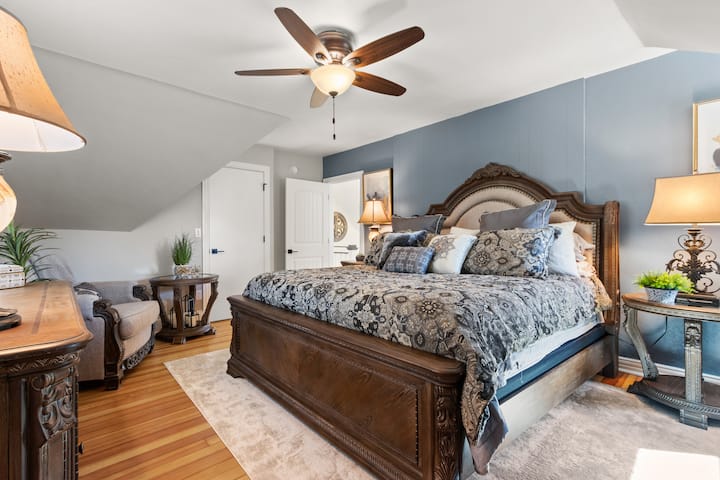 Dormitorio superior tamaño king con chimenea eléctrica