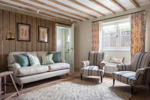 Exquisite 18th Century Cotswolds Cottage w/Parking