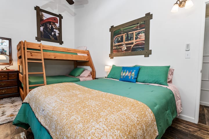 Втората спалня с къмпинг е с двойно легло, двуетажно легло, скрин и смарт телевизор. 