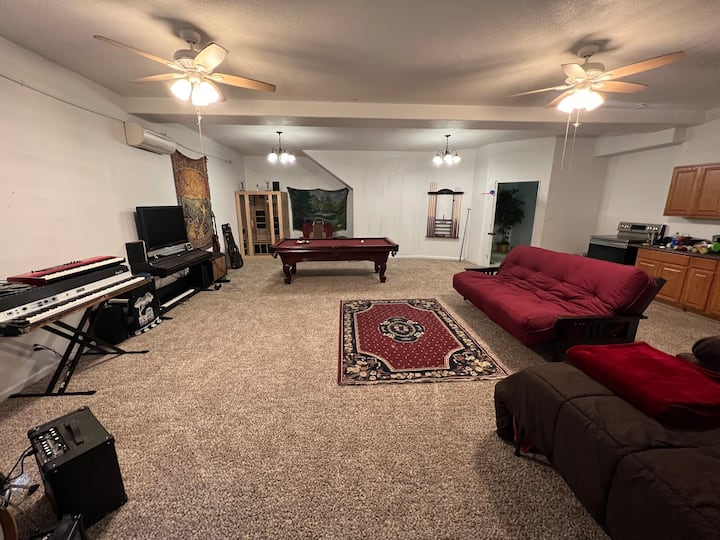 Pollock Wines Retreat Billiards, Darts, Sauna Guest suites for Rent