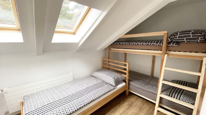 Chumba cha
kitanda cha 3 kitanda kimoja 90x 190
Kitanda cha ghorofa 2x 90x190
mwangaza wa anga unaoelekea angani na kwenye treetops.