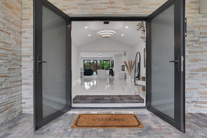 Luxurious villa with exotic pool Fort Lauderdale gallery image 3