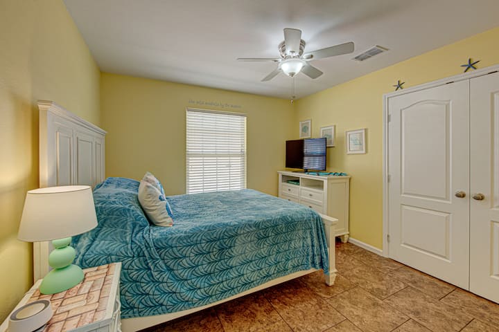 Спалня с двойно легло. Roku TV - може да предавате любимите си предавания, филми и кабелна услуга Spectrum за телевизия на живо. Чисто нов матрак и спално бельо през 2022 г. Звукова машина за ваше удоволствие от спането.