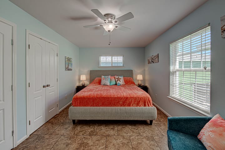 Основна спалня. Легло тип Кинг, чисто нов матрак и спално бельо през 2022 г. Телевизор с Roku стрийминг и кабелна телевизия Spectrum за стрийминг на телевизия на живо. Има и озвучителна машина за ваше удоволствие от спането. 