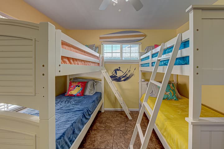 Двуетажна стая! 4 деца могат да споделят това място. Ново спално бельо през 2022 г. Има нощна лампа и озвучителна машина за използване от гостите. 