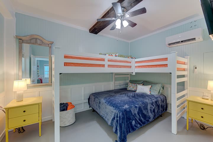 Добре дошли в спалнята на долния етаж (отделен вход). Тази спалня разполага с двойно легло queen size под 2 двуетажни легла XL. Всички матраци и спално бельо са нови (2022 г.). 