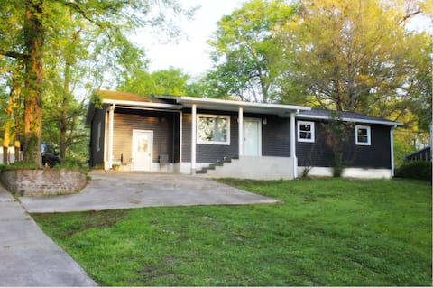 Updated cottage, screened  patio & grill, pets ok