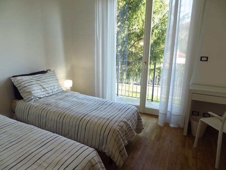 ห้องเตียงแฝด - ห้องนอนพร้อมเตียงเดี่ยวสองเตียง