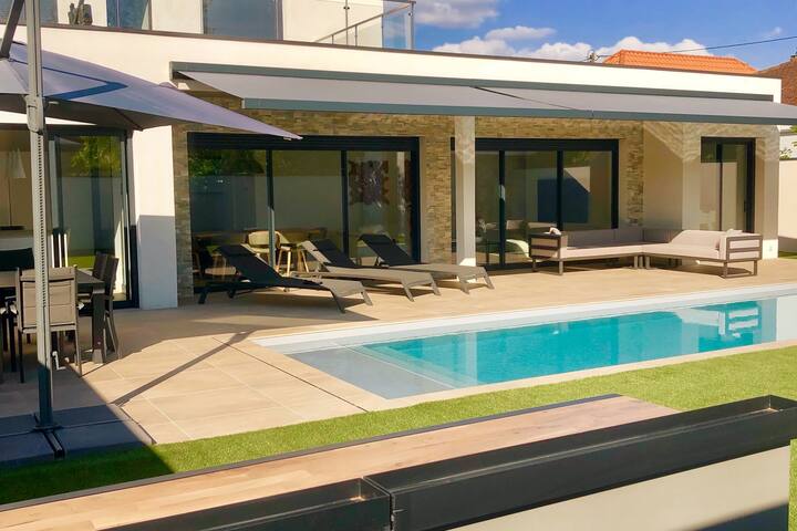 Magnifique villa contemporaine avec piscine.
