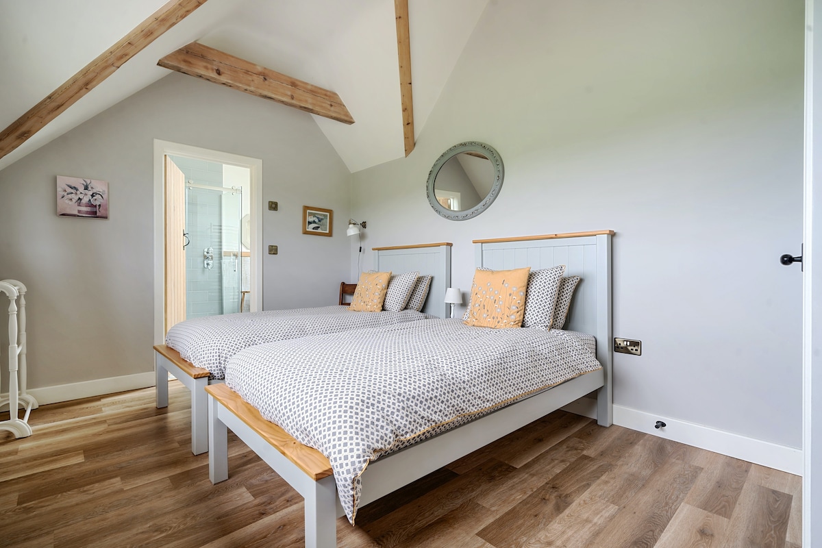 Spálňa s oddelenými posteľami na druhom poschodí má klenutý strop a odhalené trámy. Okno má bridlicový parapet Delabole, ktorý je dosť výnimočný. 