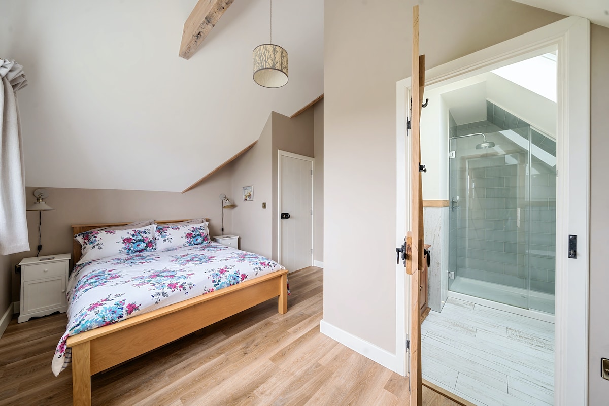 Spálňa Kingsize na druhom poschodí má klenutý strop s charakterovými trámami a výhľad na krajinu St Issey aj mimo neho.