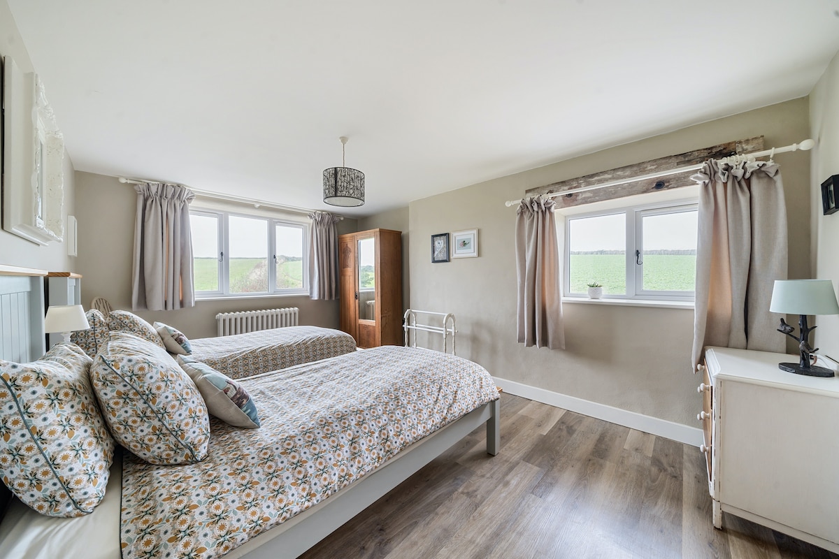 Dvojposteľová izba na prvom poschodí má krásnu posteľnú bielizeň a pohodlné postele. Má tiež vlastnú kúpeľňu so sprchovacím kútom.