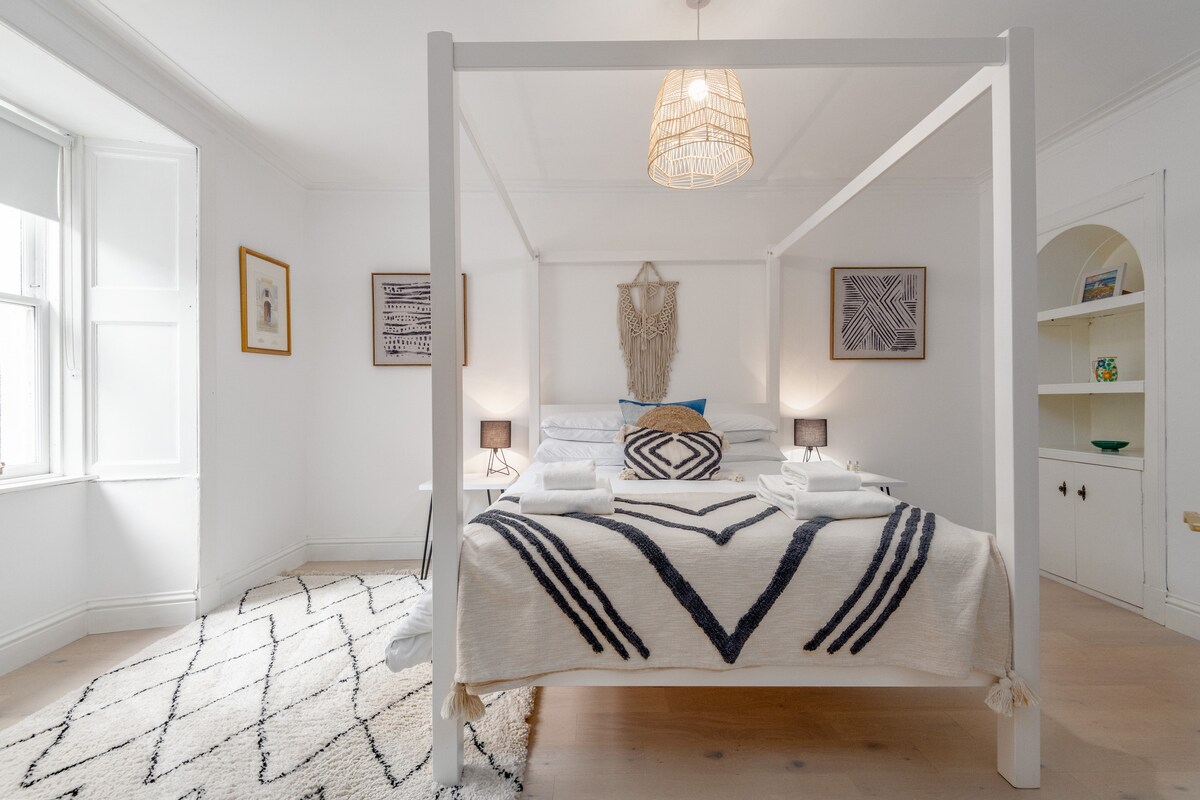 宽敞的主卧有一张四柱床