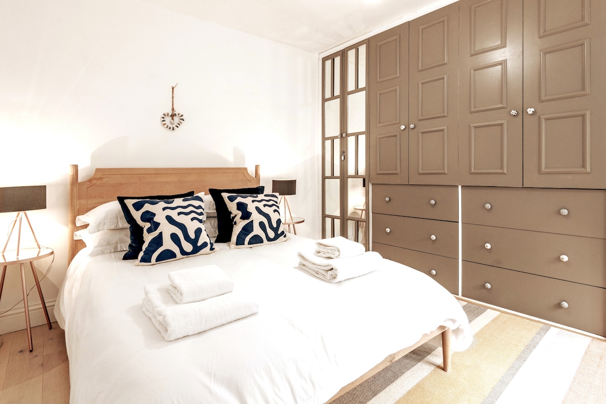 第2间卧室配有大衣柜和一张双人床