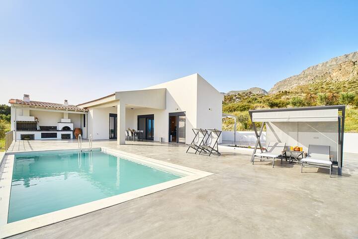 Ligres villa,views to Lybian sea, 5 min to beach!