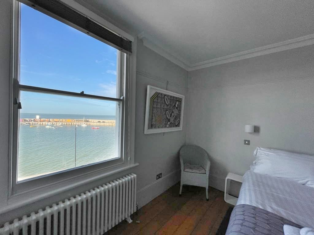 Chambre avec lits jumeaux et vue sur la mer