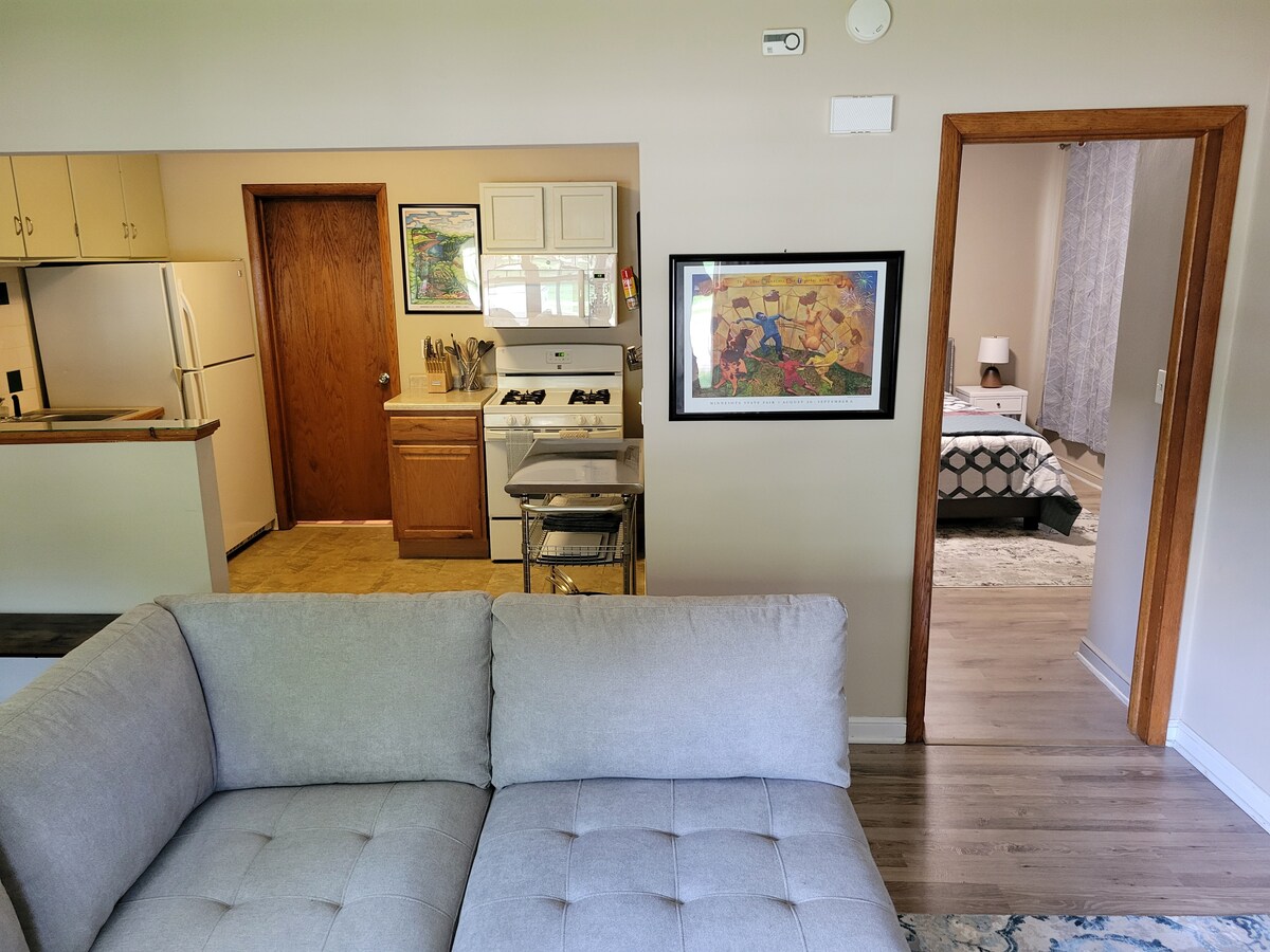 Cozy 1-bedroom apartment across from Como Park!