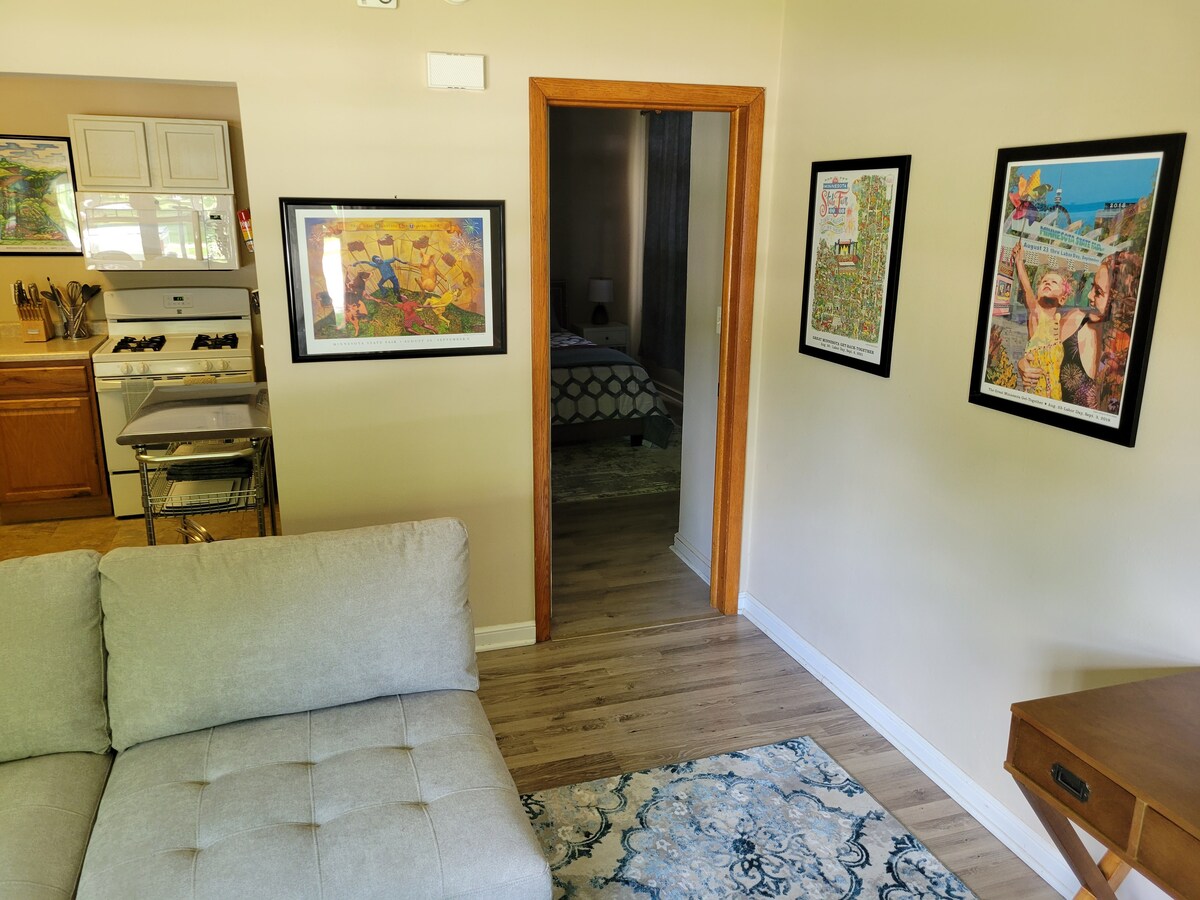 Cozy 1-bedroom apartment across from Como Park!