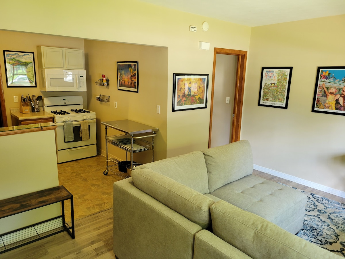 Cozy 1-bedroom apartment across from Como Park!