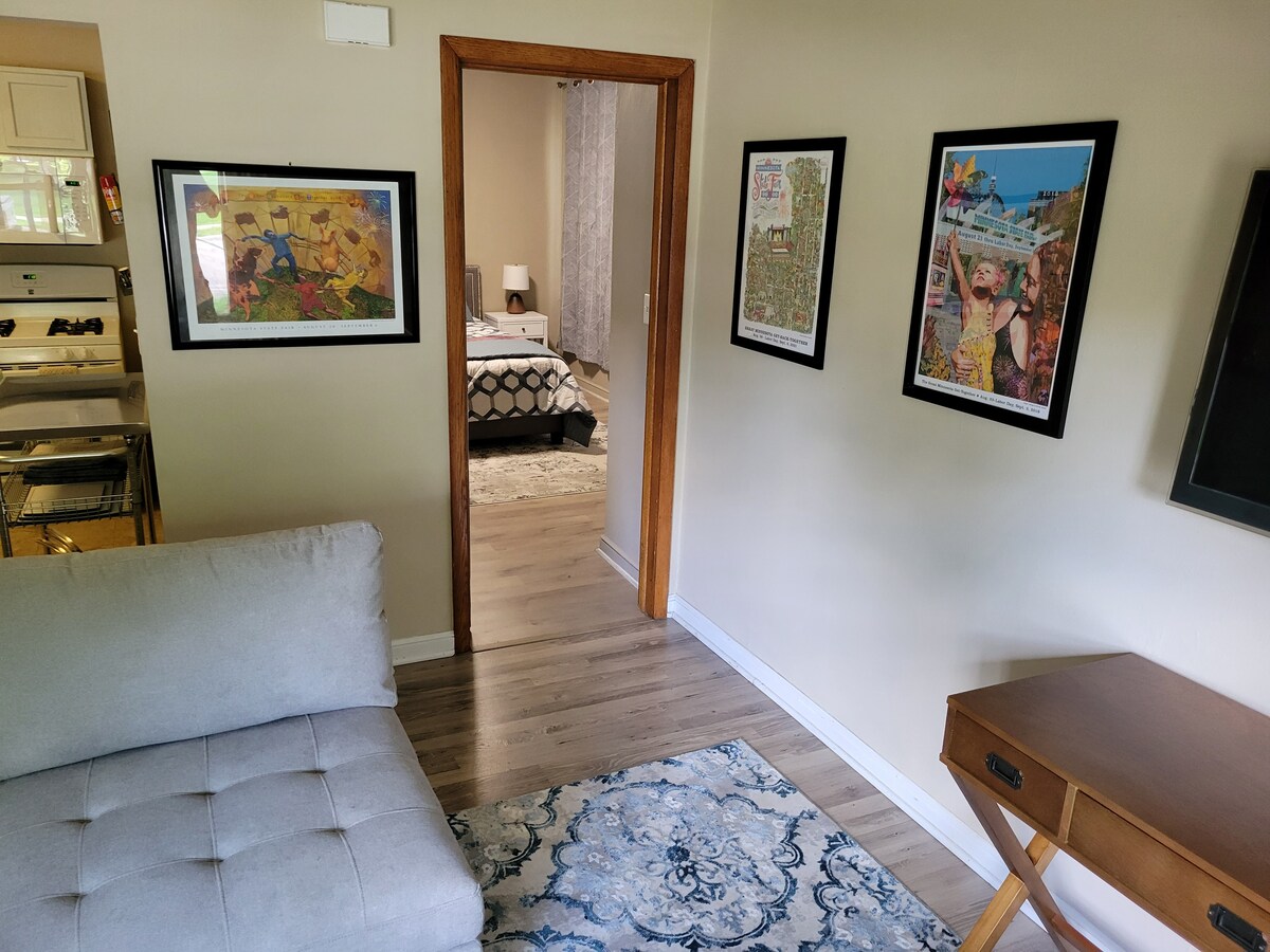 Cozy 1-bedroom apartment across from Como Park!