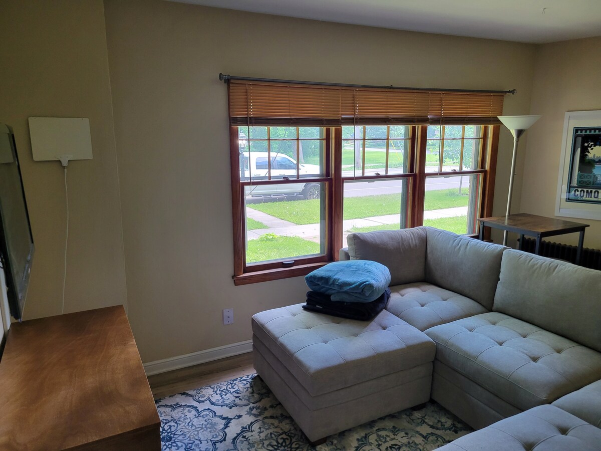 Cozy 1-bedroom apartment across from Como Park!