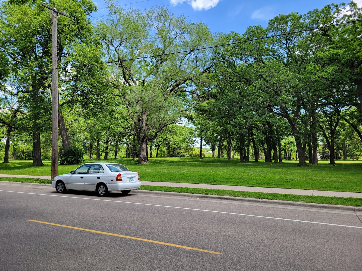 Cozy 1-bedroom apartment across from Como Park!