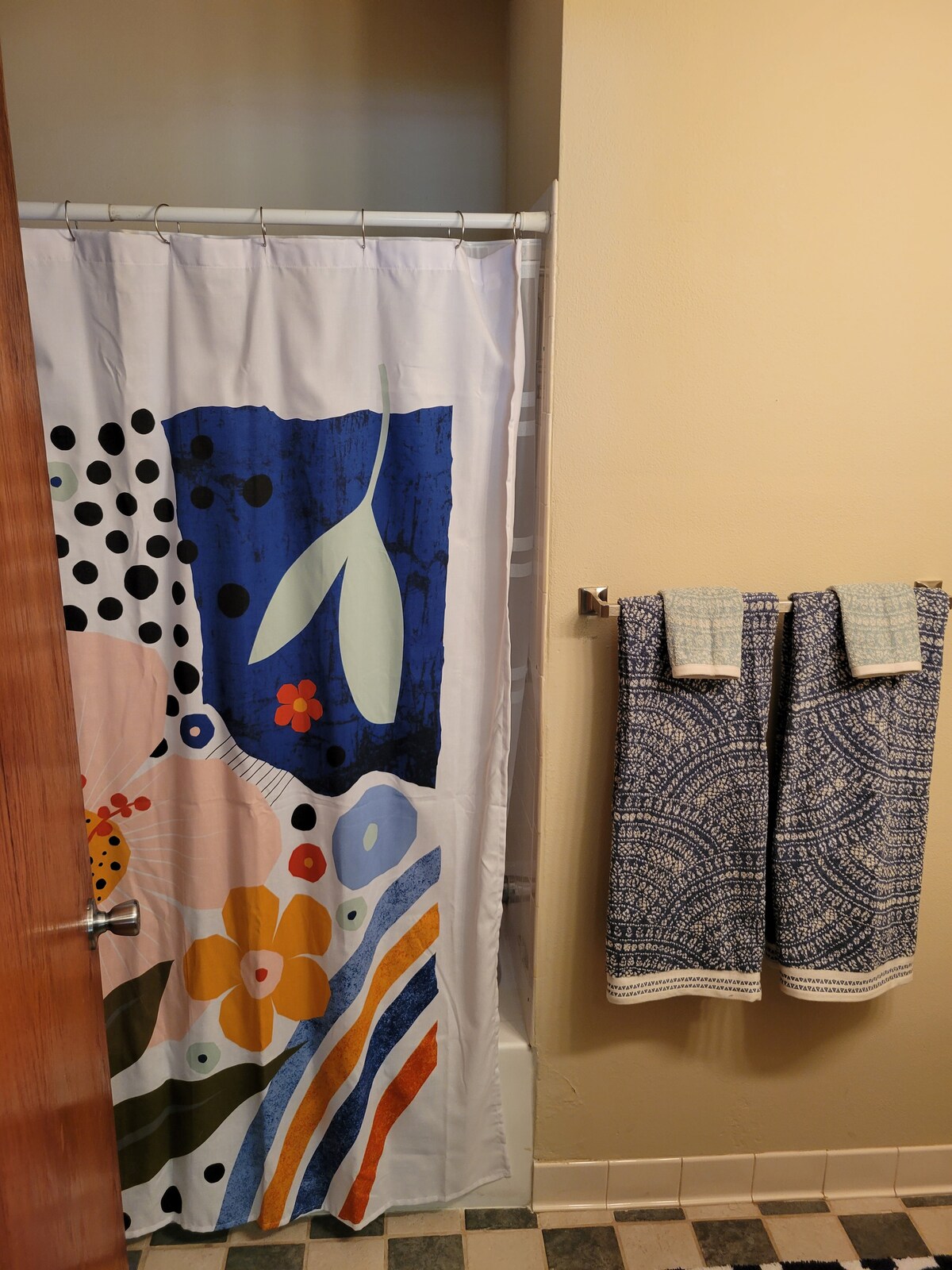 Cozy 1-bedroom apartment across from Como Park!