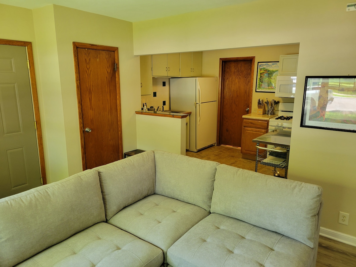 Cozy 1-bedroom apartment across from Como Park!