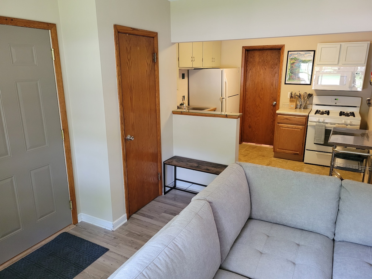 Cozy 1-bedroom apartment across from Como Park!