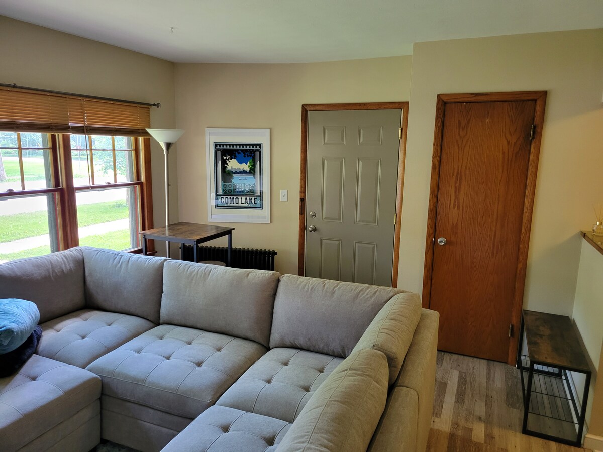 Cozy 1-bedroom apartment across from Como Park!