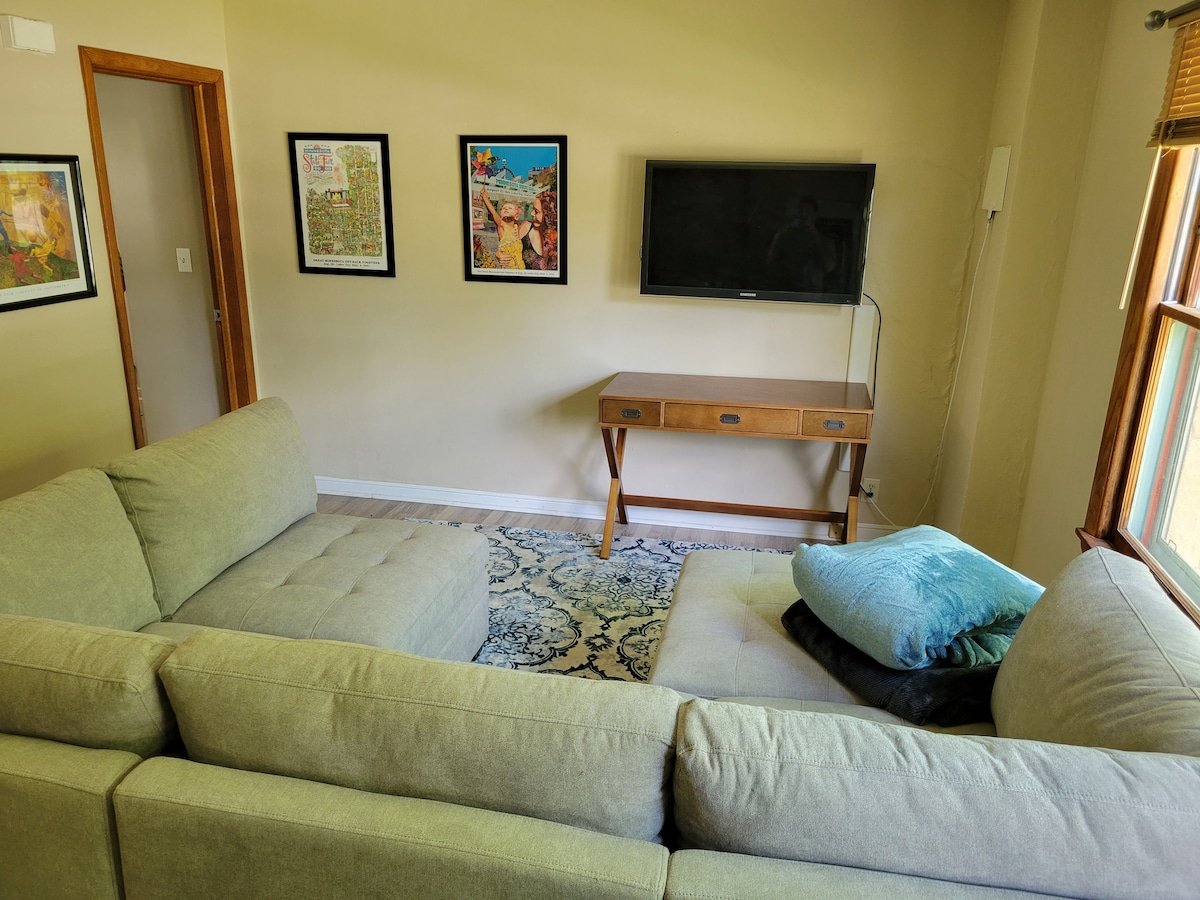 Cozy 1-bedroom apartment across from Como Park!