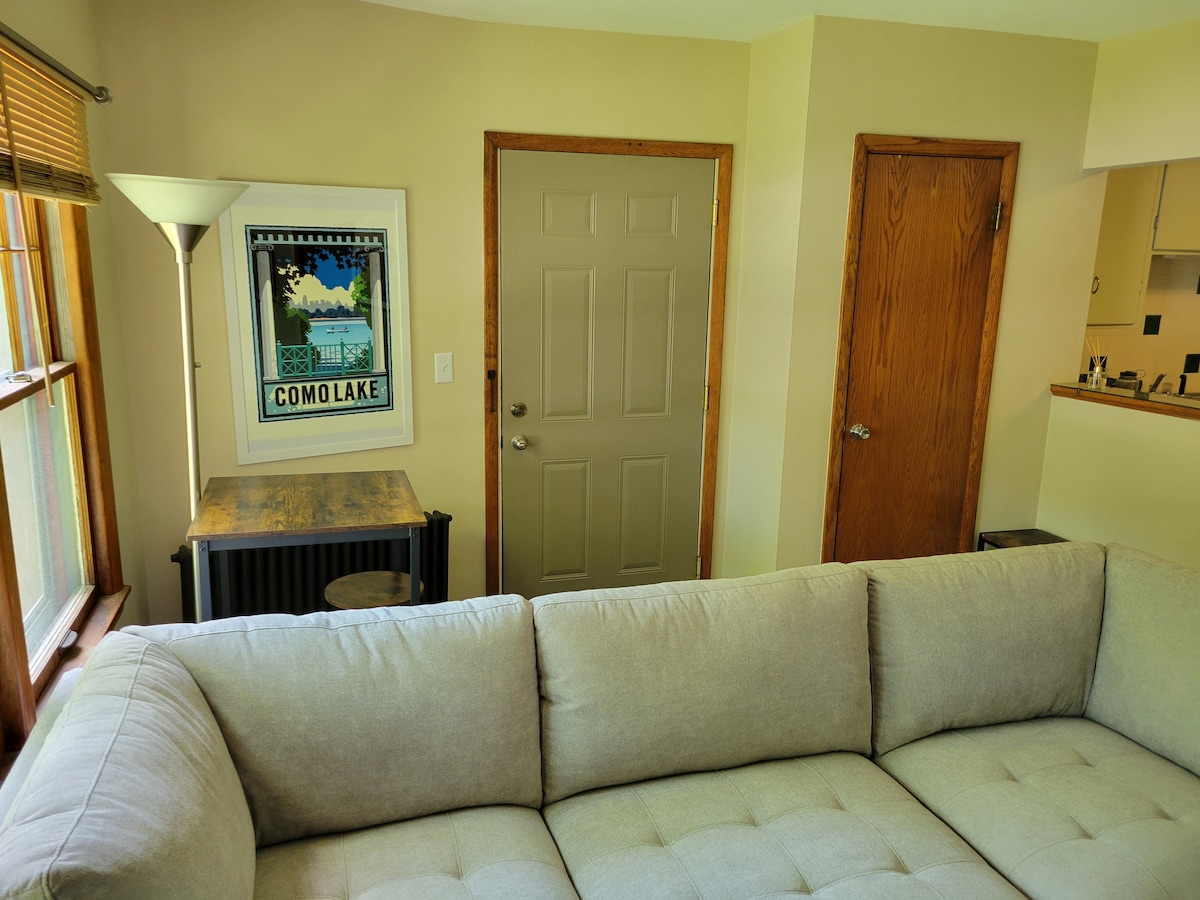 Cozy 1-bedroom apartment across from Como Park!