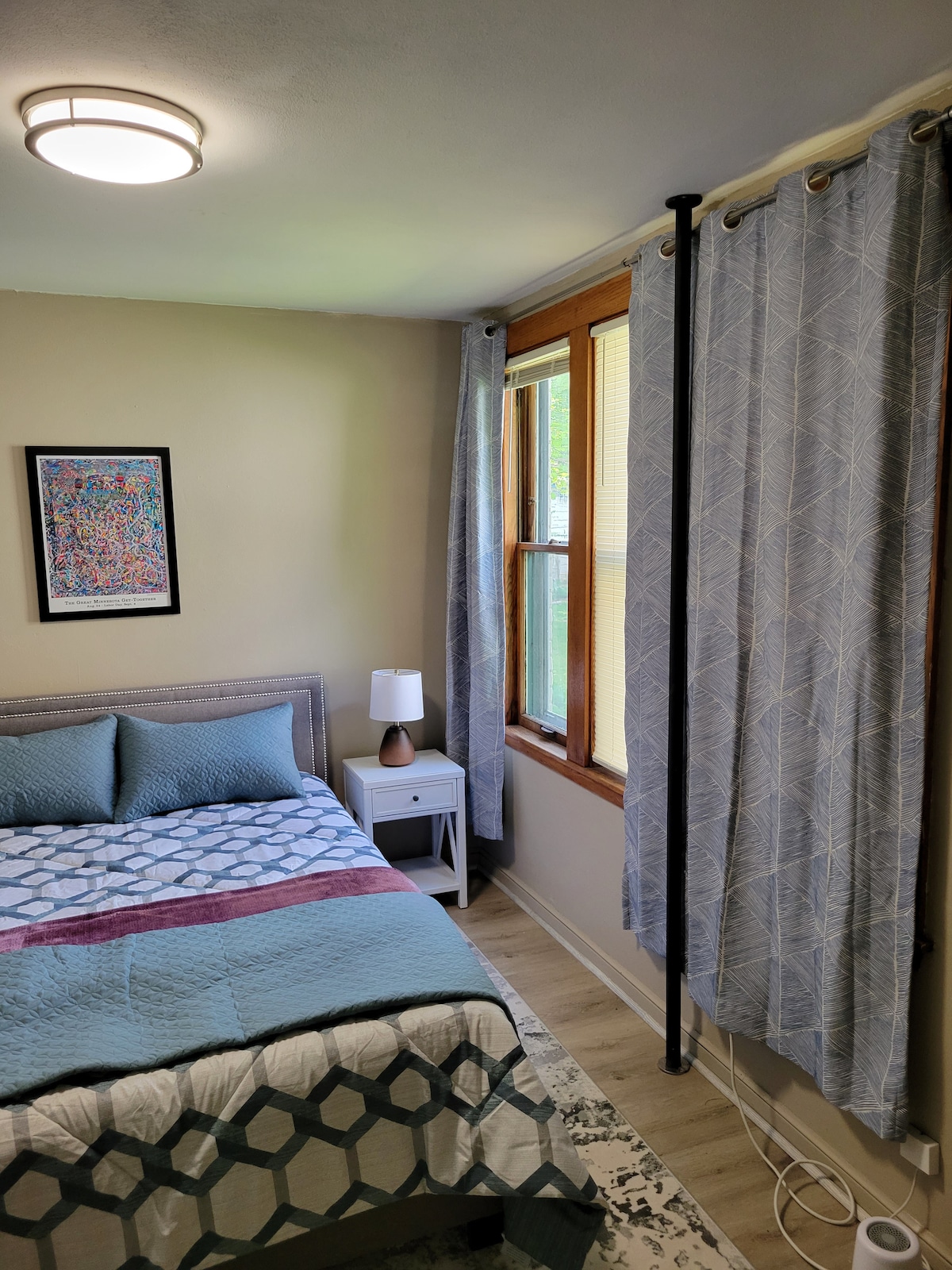 Cozy 1-bedroom apartment across from Como Park!