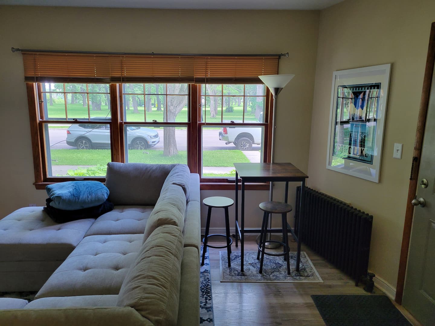 Cozy 1-bedroom apartment across from Como Park!