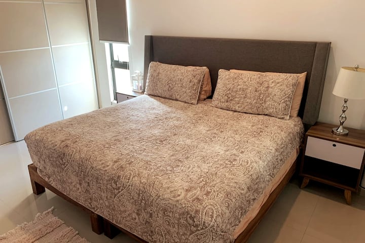 Dhoma e dytë e gjumit ka gjithashtu një krevat dopio "king" dhe pamje nga qyteti.