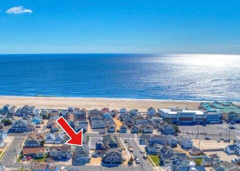 3 minute walk to the beach and boardwalk!