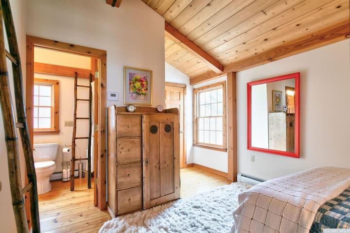 Na katu Spavaća soba 2 - opcija podijeljena na blizance. Vaša je udobnost naš prioritet s luksuznim madracima od 14 inča.