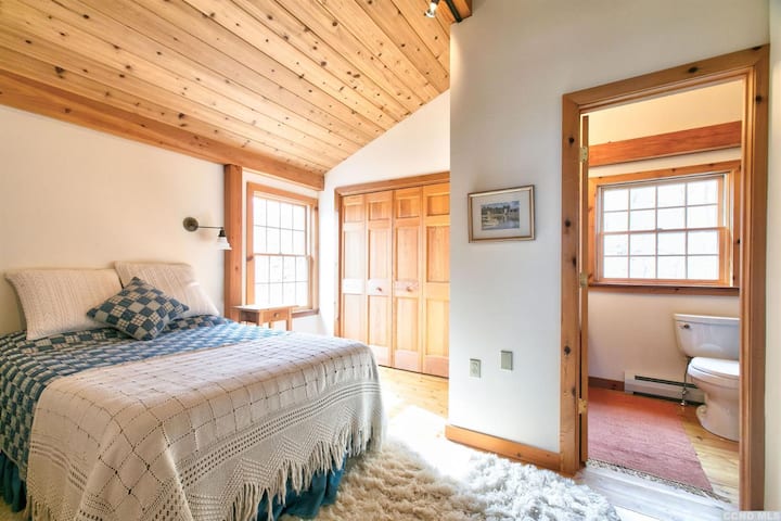 Na katu Spavaća soba 3.  

Veliki bračni krevet s krevetom i nadmadracem od memorijske pjene od 3 inča ili dva odvojena kreveta.  Kad budete ugovarali rezervaciju, javite nam koju konfiguraciju želite.