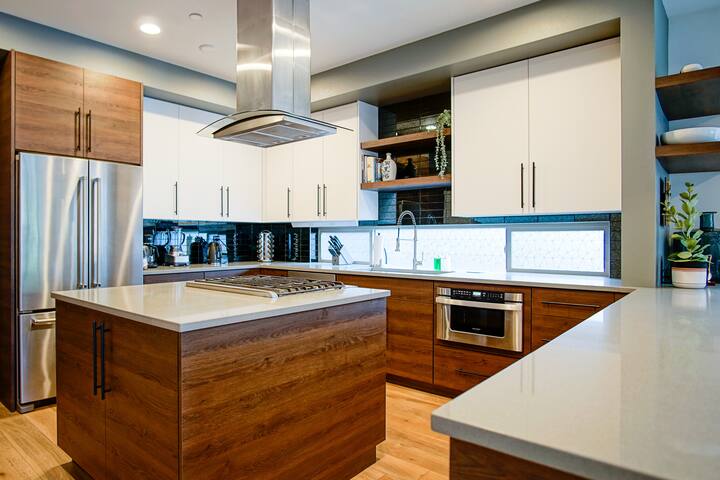 Spacious Home, Best Area, King Beds, and Roof Deck gallery image 2