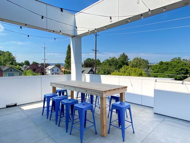 Spacious Home, Best Area, King Beds, and Roof Deck gallery image 4