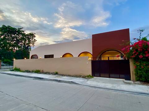 Cheerful & Beautiful 5 Bedroom Home with Pool